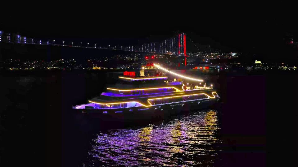 Istanbul: Bosphorus Dinner Cruise & Show with Private Table